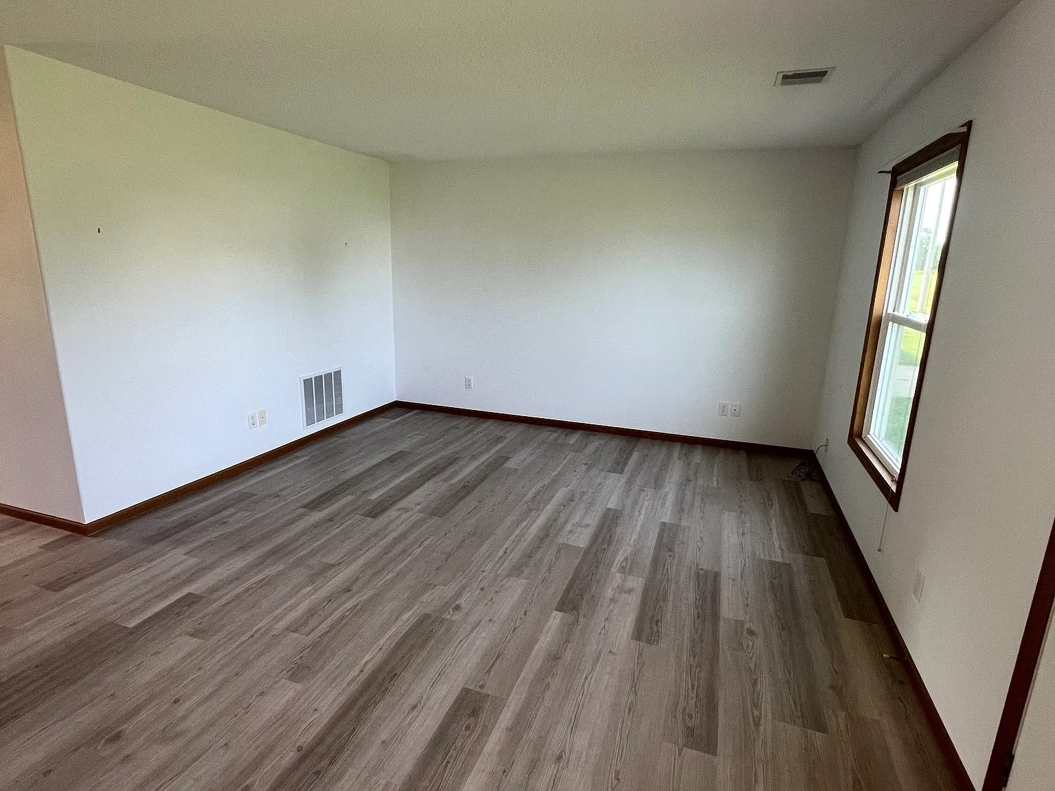 503 Larkspur Ln — Photo 4