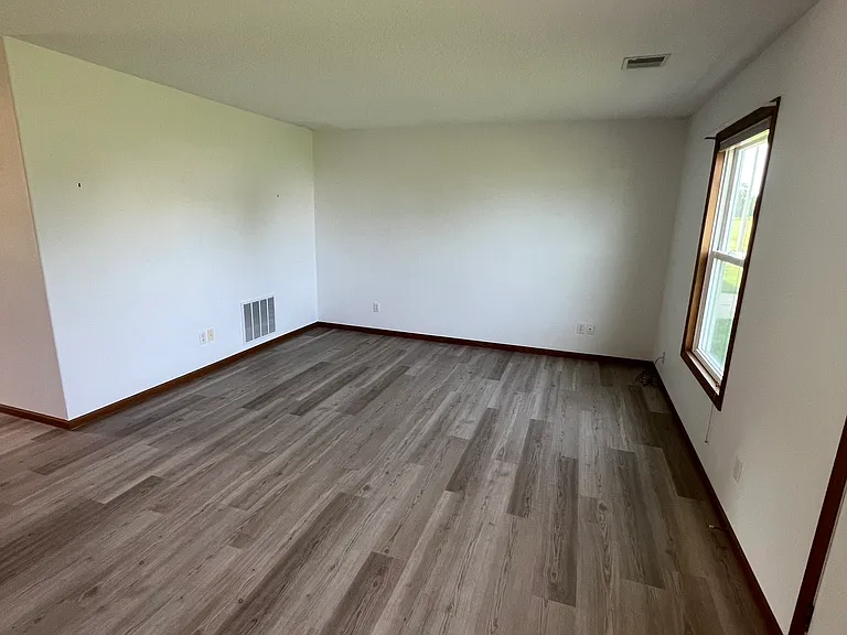 503 Larkspur Ln — Photo 4