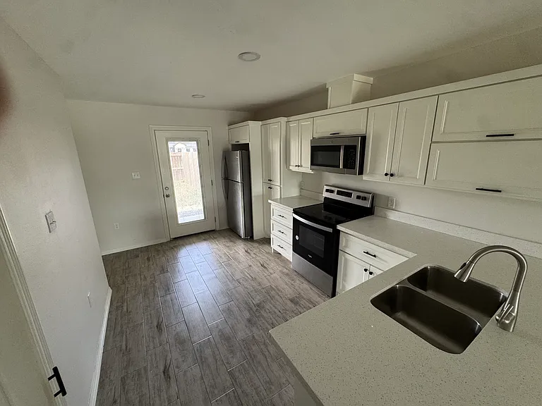 1605 Los Alamos St #A — Photo 18