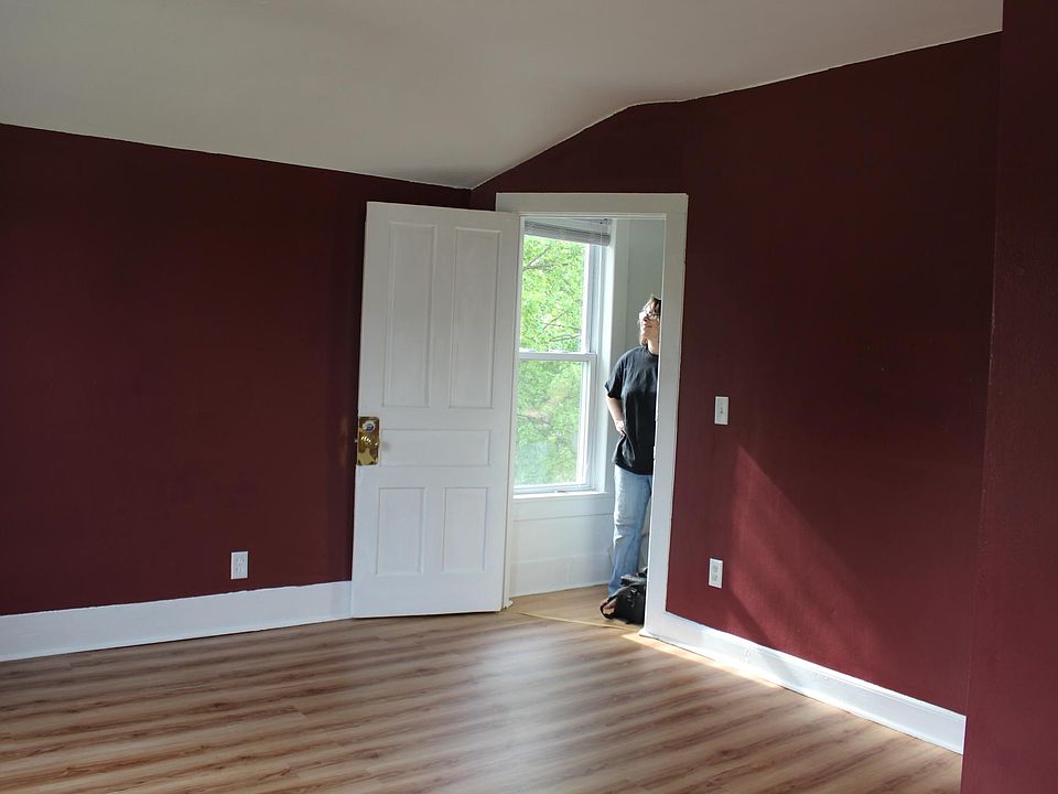 Bedrooms are 11'6"x15'(red) and 8'6"x 15'(green bedroom)