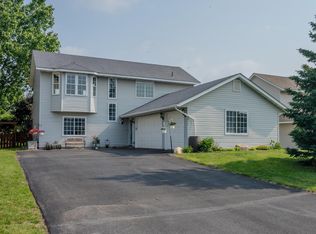 831 Jack Russell Ave, Shakopee, MN 55379