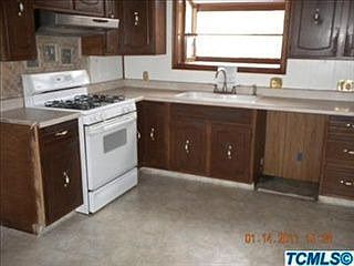 2nd image of 225 E 10th St