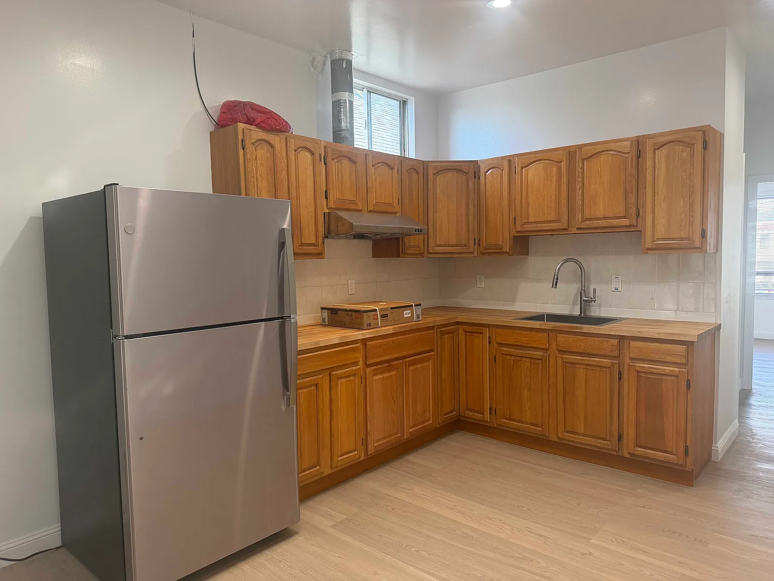 2 bed, 1.0 bath, 900 sqft, $3,300 — Photo 2