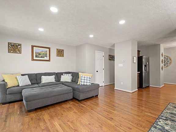 4th image of 285 Rosemont Gdn APT C