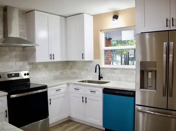 206 Hillcrest Dr, Conroe, TX 77303