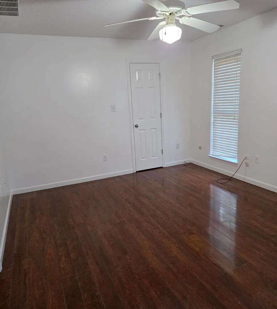 Spacious 3-Bedroom Home with Bonus Room and Main-Level Primary Suite! — Photo 3