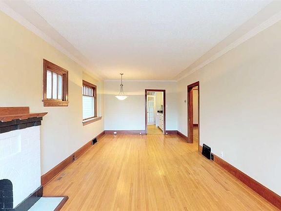 3rd image of 215 N 10th Ave NE
