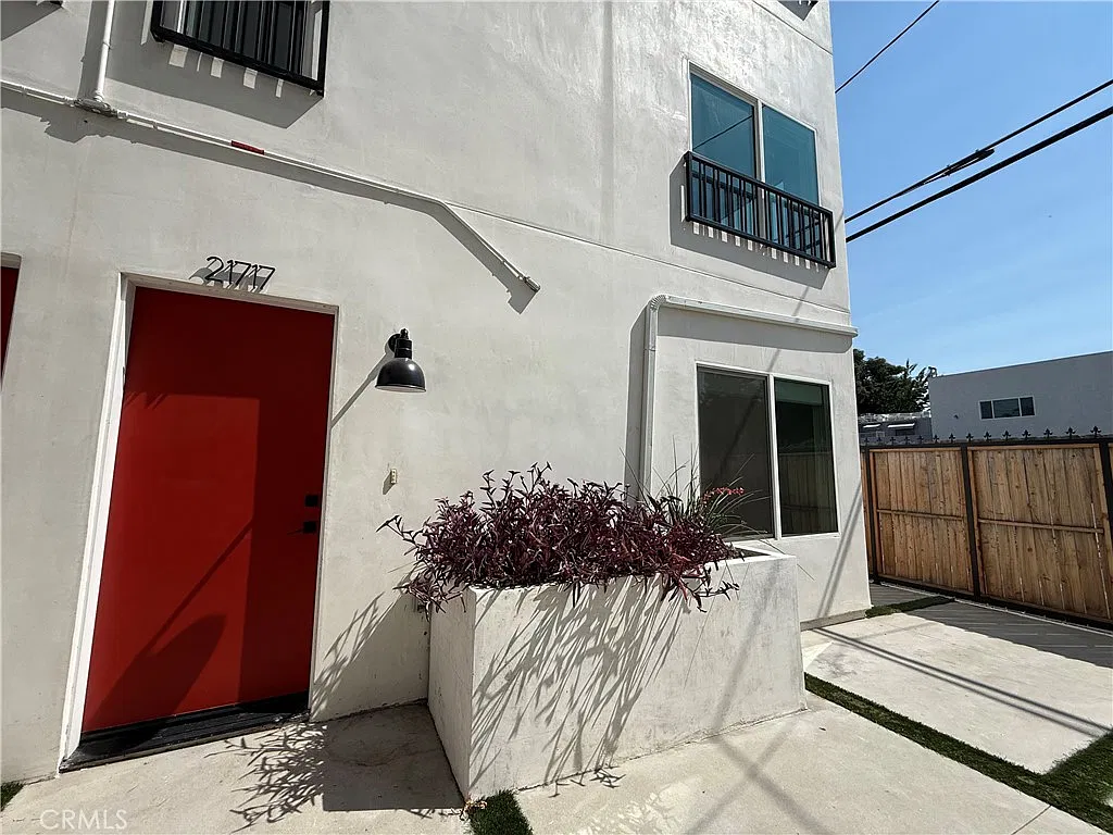 3 bed, 1300 sqft, $3,590 — Photo 2
