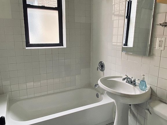 2nd image of 845 N Rockwell St Unit 3F