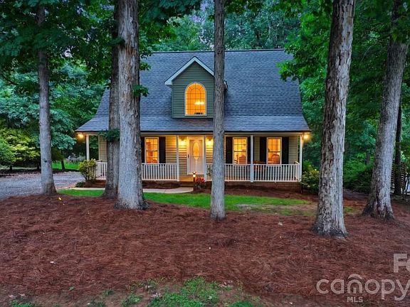 3rd image of 302 Skyland Ct