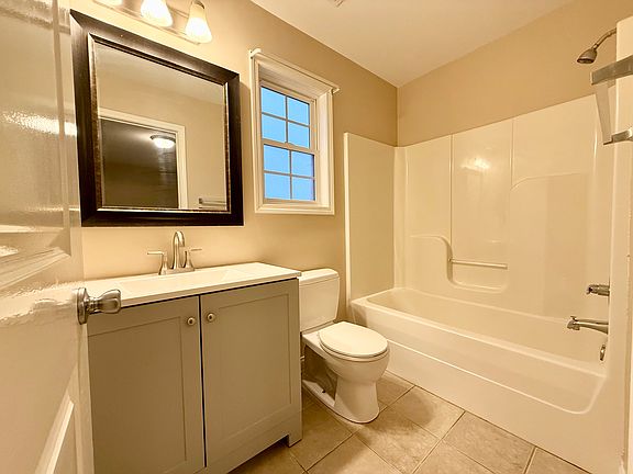 5th image of 123 Harlan Ave #B