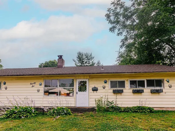 96 Elderberry Dr, Levittown, PA 19054