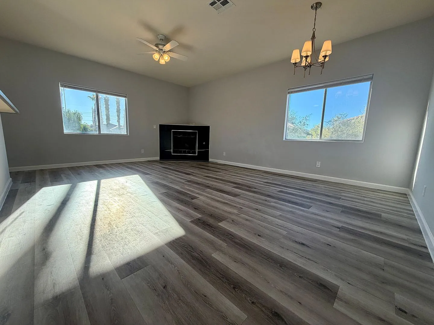 3 bedroom condo with 2 car garage — Photo 4