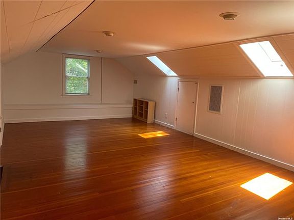 3rd image of 7 Chestnut St