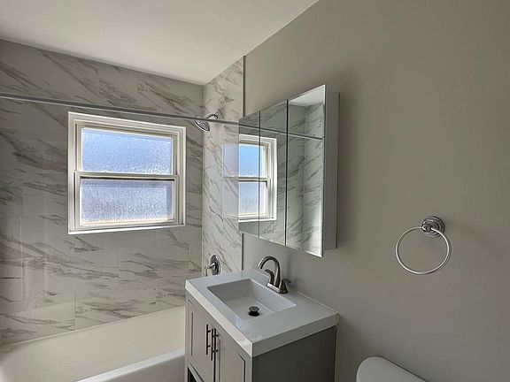 2nd image of 1323 W Sherwin Ave APT 1A