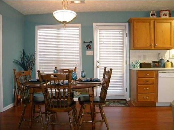 4th image of 819 Joan Ln