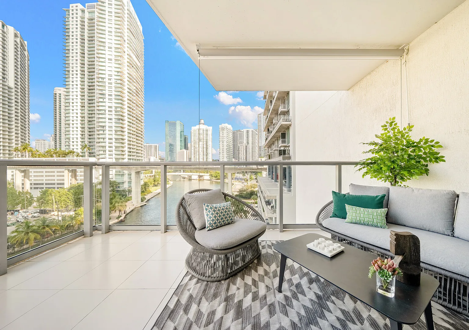 Luxury apartment with an exclusive design for rent in Brickell — Photo 4
