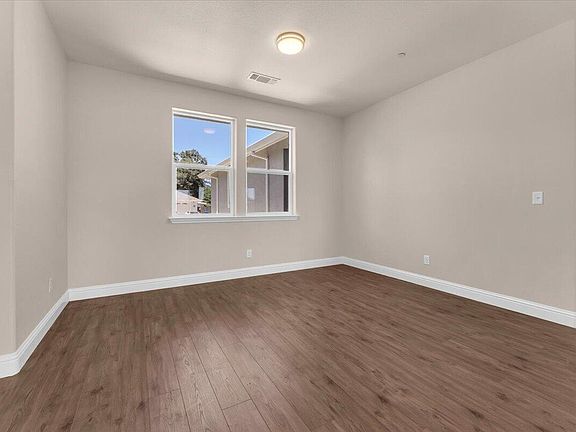 5th image of 1555 Acacia St