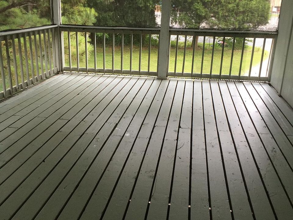 Upstairs covered, screened deck