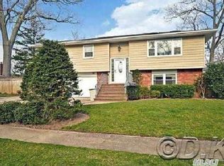 18 Barberry Ct, Massapequa, NY 11758