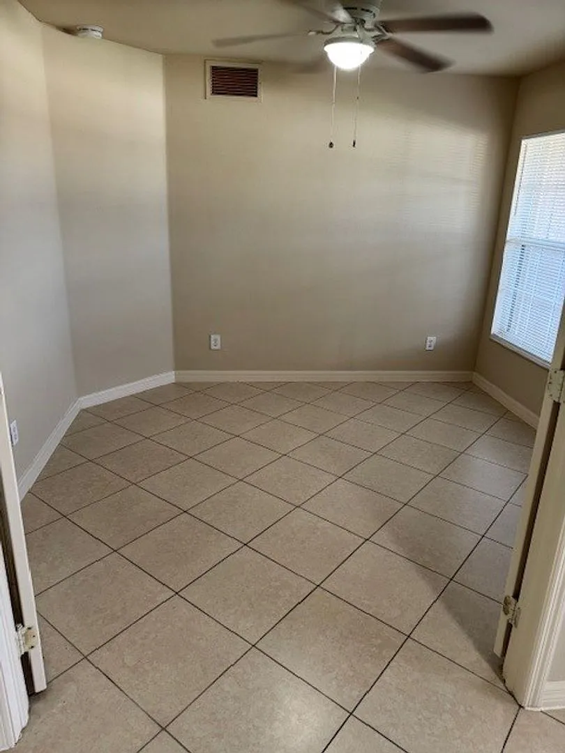 Large 3 bedroom single family home! — Photo 3