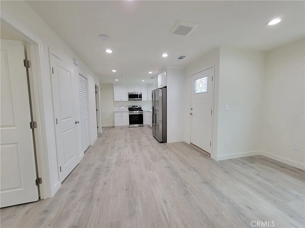 3 bed, 1042 sqft, $3,400 — Photo 2