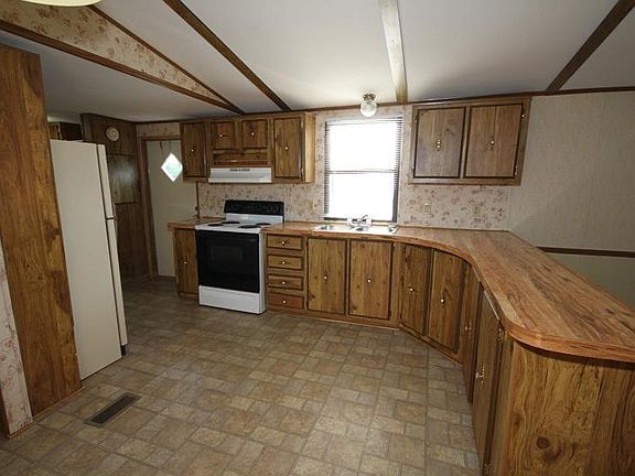 3rd image of 824 Robert St