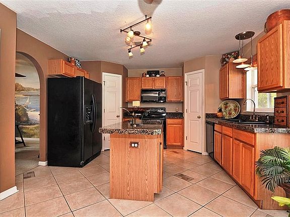 4th image of 16331 Meredrew Ln