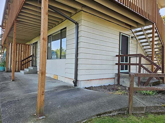 2nd image of 220 SW Orchard St #1