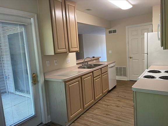 2nd image of 3800 Rosemont Blvd #113