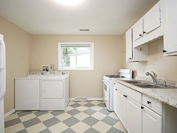 5th image of 800 Elm St #C