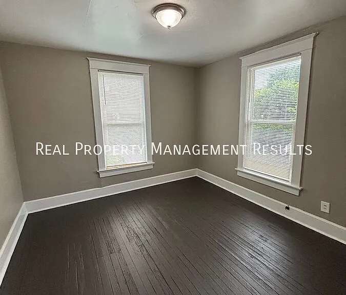 815 E Gum St — Photo 9