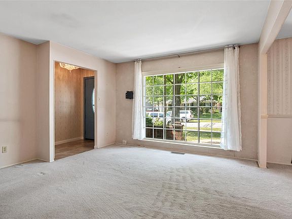 4th image of 332 Sorrento Dr