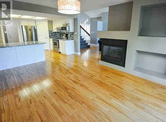 5th image of 51 Stoney Cres W