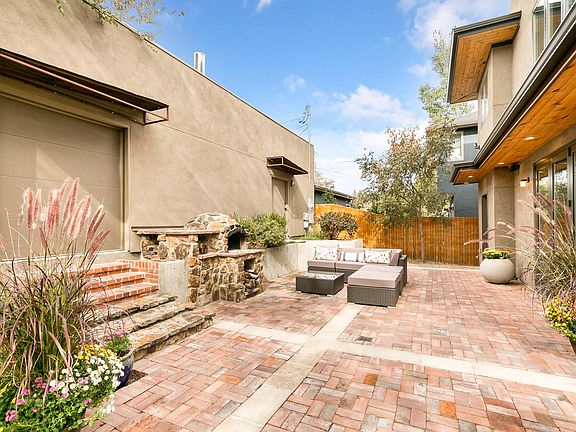Rear patio w/Pizza Oven