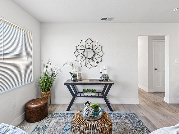 5th image of 901 Juanita Cir
