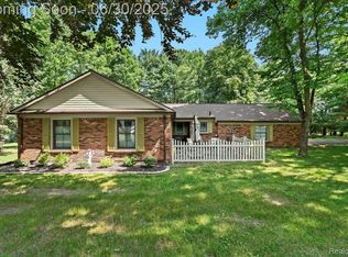 7248 Parkwood Dr, Fenton, MI 48430