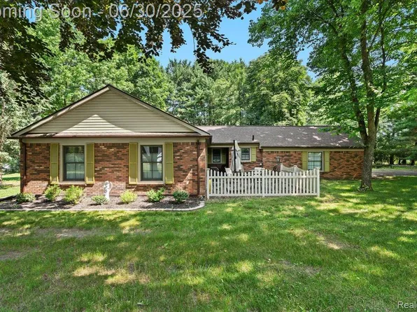 7248 Parkwood Dr, Fenton, MI 48430