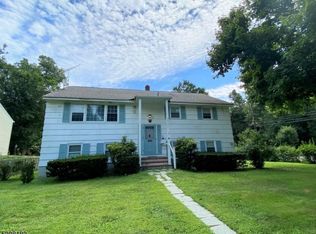 4 Falcon Rd, Livingston, NJ 07039