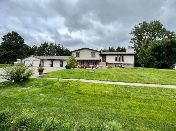 4 Redwood Dr, Kearney, NE 68845