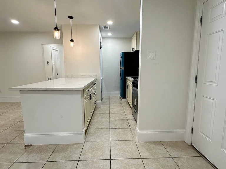 2723 Longwood Dr — Photo 3