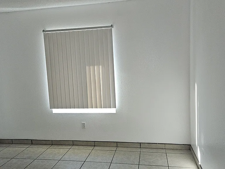 1190 Beverly Dr #F — Photo 4