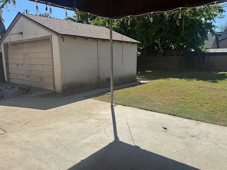 1361 N Safford Ave — Photo 16