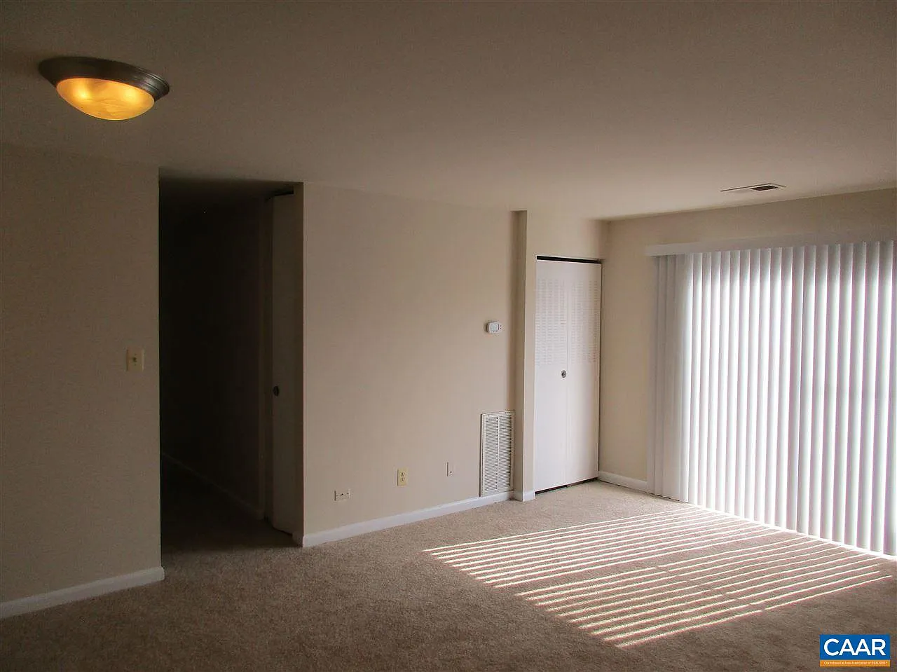 2 bed, 1.0 bath, 920 sqft, $1,300 — Photo 2