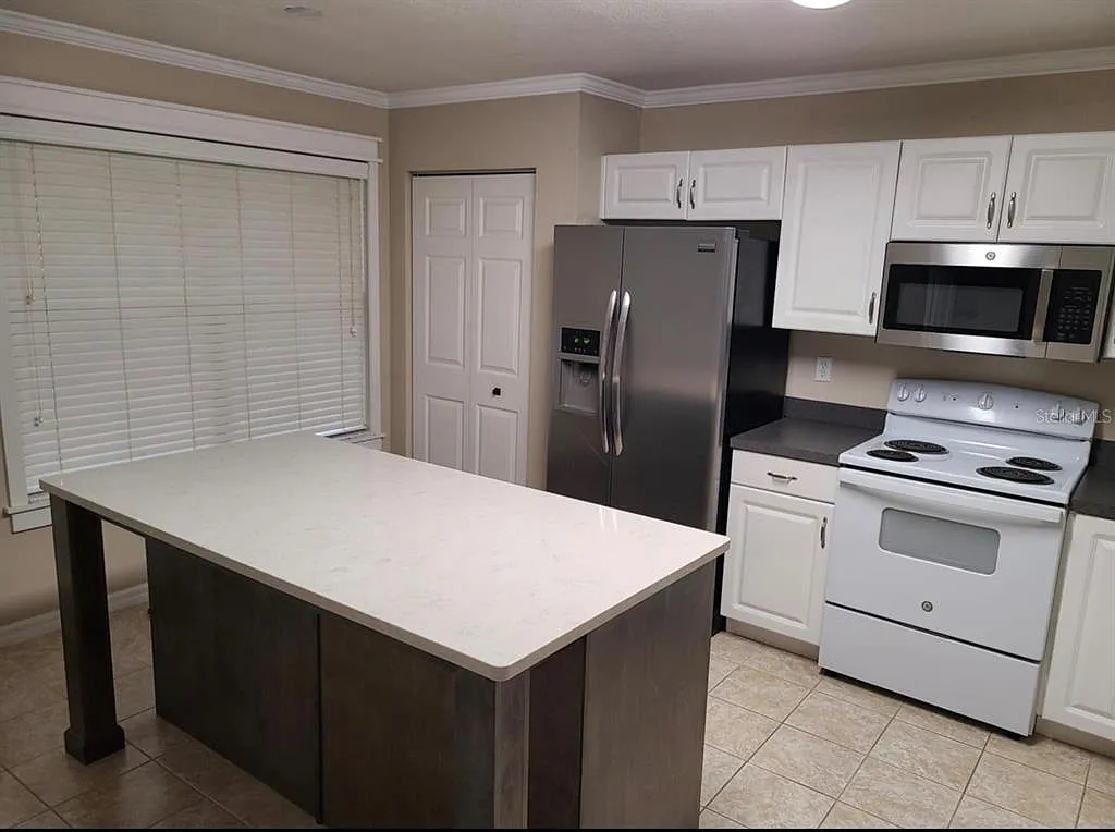3 bed, 2.5 bath, 1420 sqft, $2,000 — Photo 3