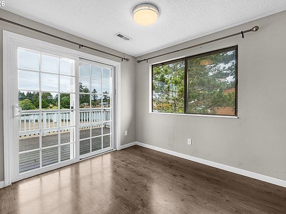 5th image of 2549 Queen St