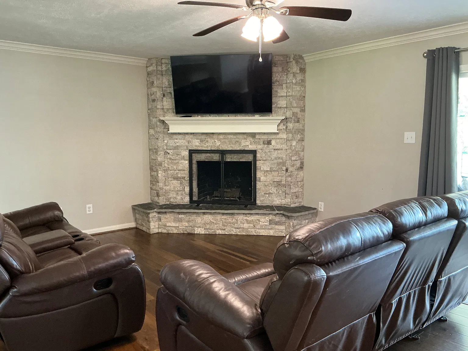 3 bed, 2.5 bath, 2400 sqft, $2,800 — Photo 3