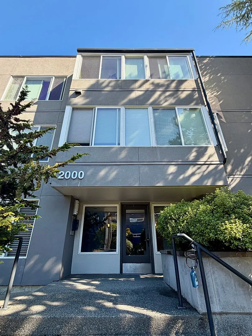 Bright and Spacious 1-Bedroom on the Magnolia/Interbay Border — Photo 1