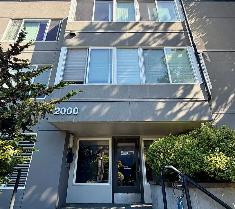 2000 W Barrett St #204