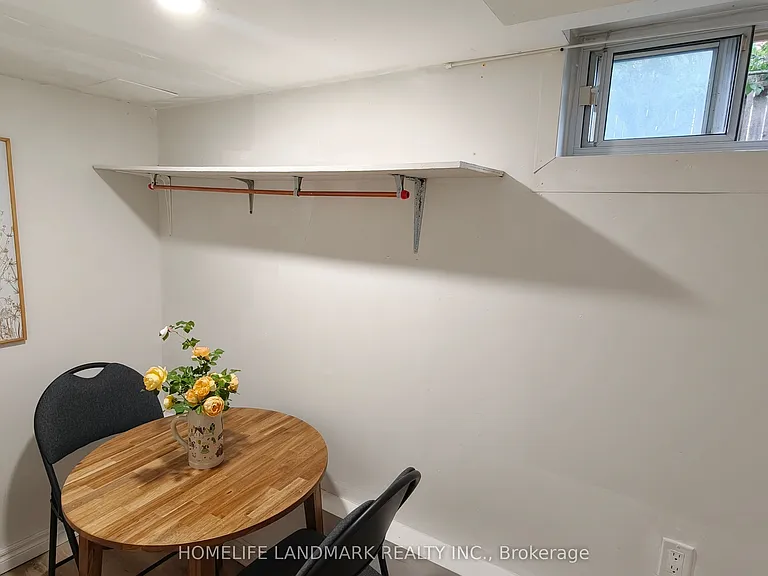 385 Marybay Cres #2 — Photo 4